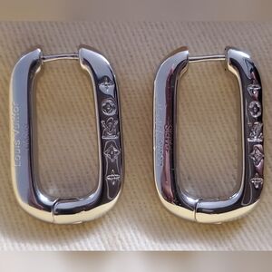 Fashion stainless steel earrings.